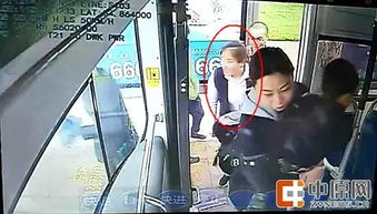 男子超市骚扰女店员，店长果断锁喉按倒！正义感爆棚引网友点赞